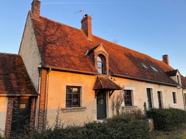 En hameau, longère percheronne restaurée avec terrain