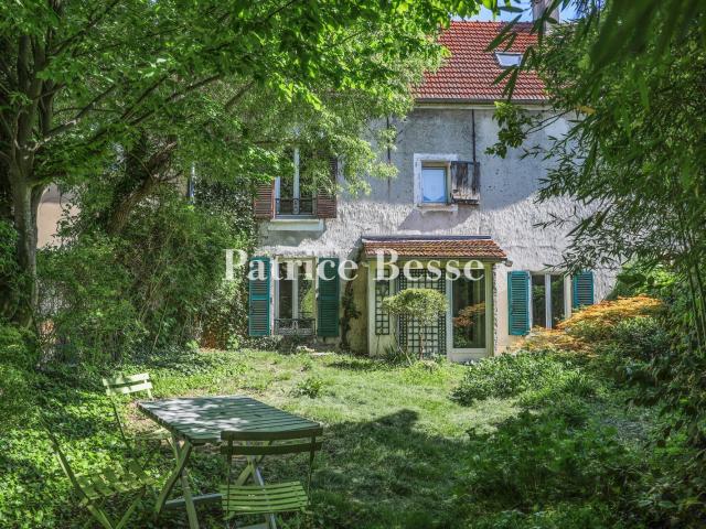 En Île de France, à 18 km au sud de Paris, une ancienne mais. 163m² Chilly Mazarin