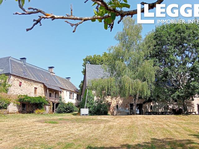 En impasse, magnifique domaine de caractère avec habitation et 4 gîtes sur 6 ha. Verger, puits et oxygène !