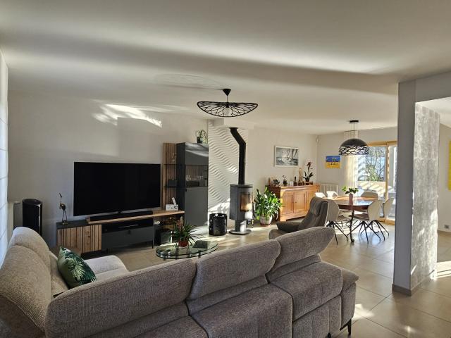 Superbe environnement pour cette maison indépendante, en parfait état sur 558 m2 clos et arboré