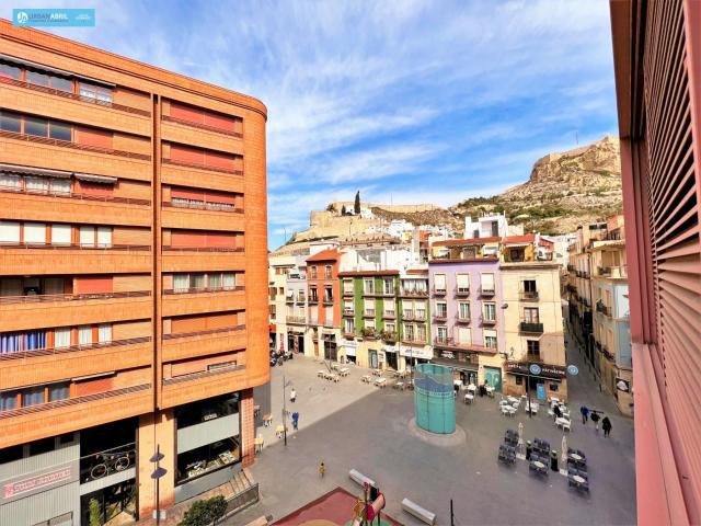 En la calle más emblemática de Alicante, la Rambla de Méndez. 158m² Alicante