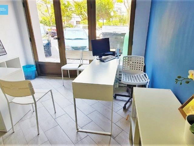En la principal arteria del populoso barrio del Plà del Bon. 236m² Alicante