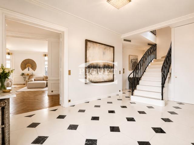 EN LISIERE DU TRIANGLE D’OR – VUE TOUR EIFFEL ET MONTMARTRECatherine PiguetAlma Immobilier