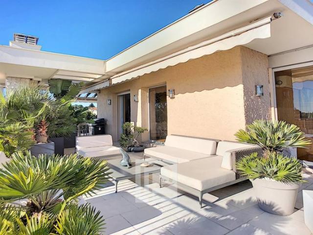 En lisière de Cannes Villa/Toit offrant confort et volumes