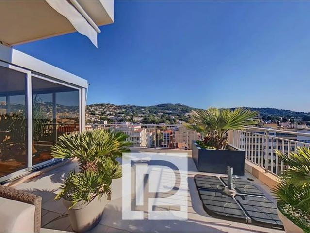 En lisière de Cannes Rooftop offrant confort et volumes
