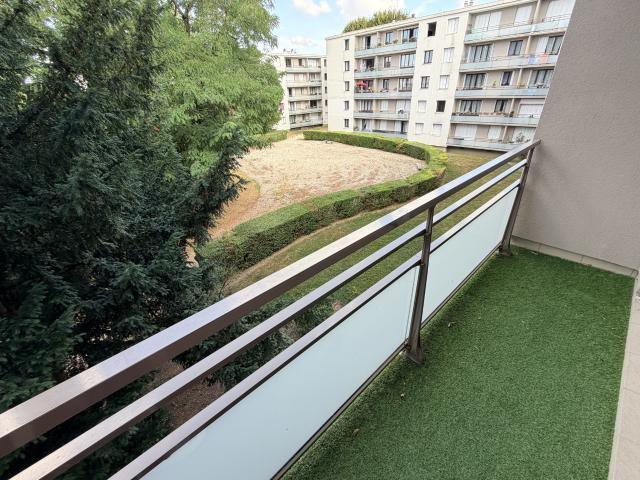 En location à Bois D'Arcy: appartement avec balcon 2 chambres