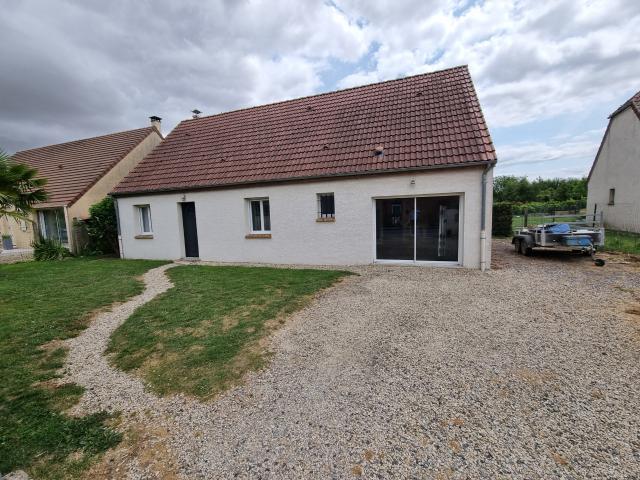 En location à Bois Lès Pargny: grande maison de village meublée