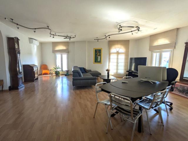En location Appartement 4 pièces 143 m