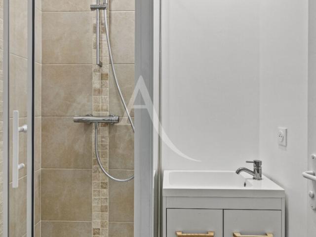 En location Appartement 5 pièces 64 m