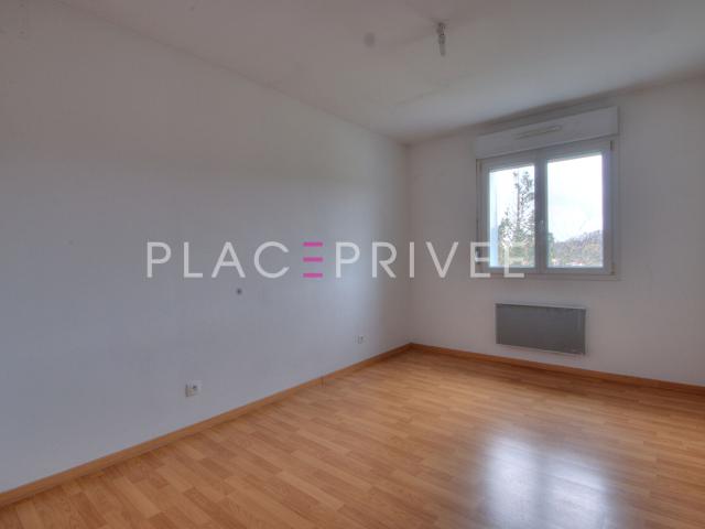 En location Appartement 5 pièces 102 m