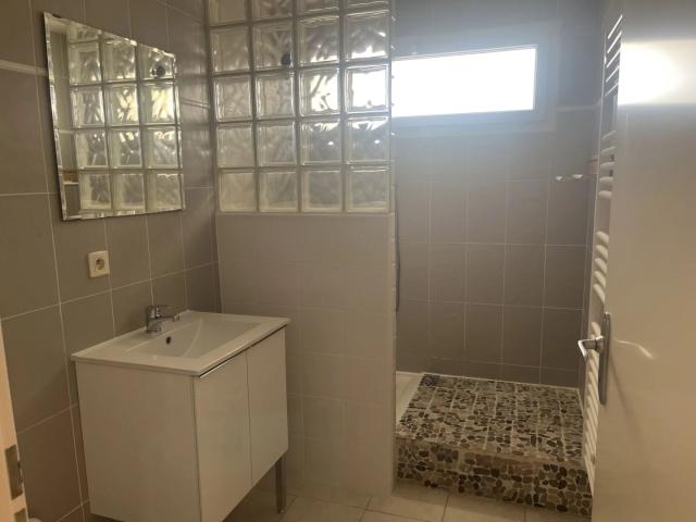 En location Appartement 3 pièces 65 m