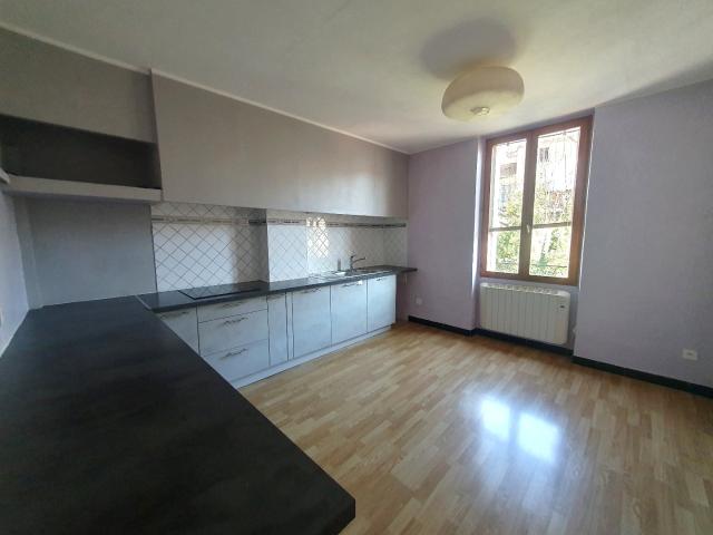 En location Appartement 3 pièces 77 m