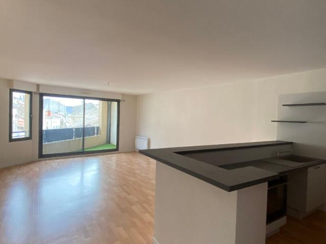 En location Appartement 3 pièces 81 m
