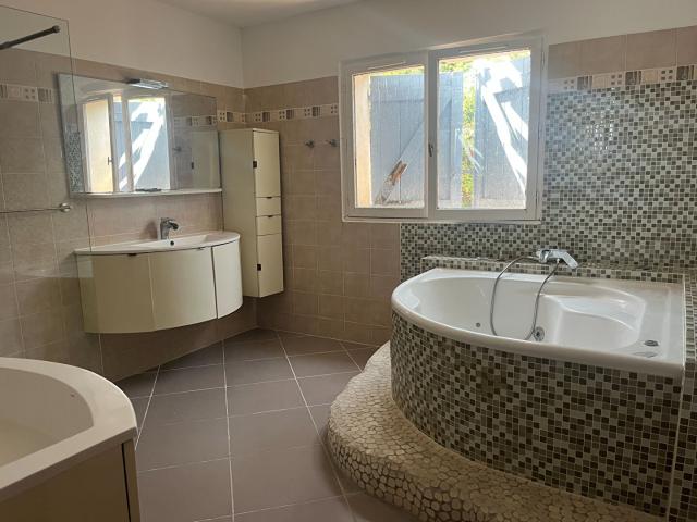 En location Maison 5 pièces 200 m