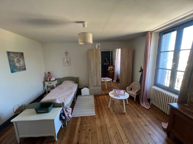 En location Maison 8 pièces 211 m