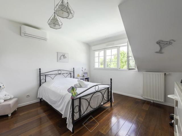En location Maison 8 pièces 240 m