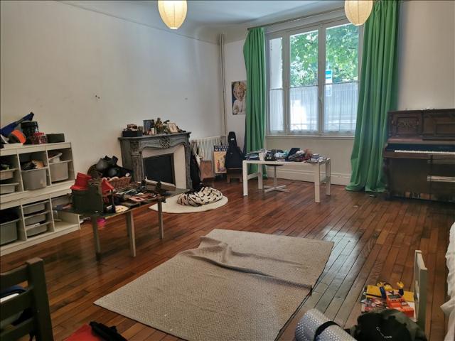 En location Maison 8 pièces 290 m