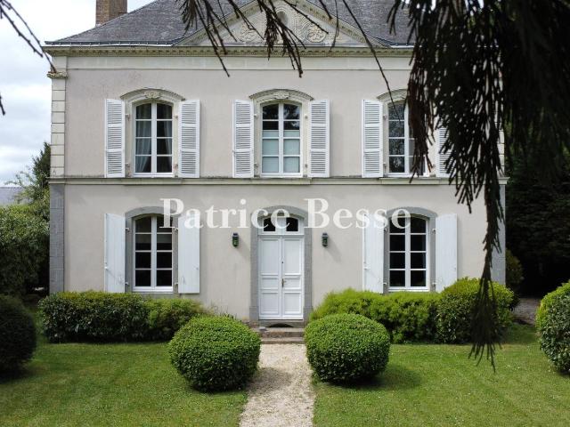 En Mayenne, dans un village à proximité d'Évron, une maison. 180m² Evron