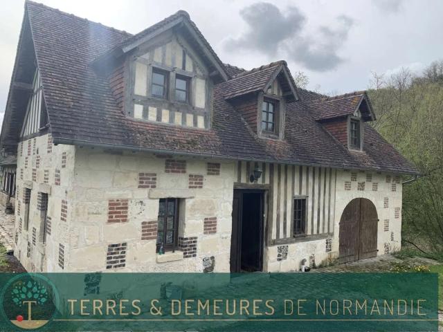 En NORMANDIE, entre LISIEUX et ORBEC, maison de caractère en col