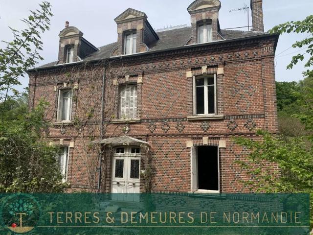 En NORMANDIE, région Pays d'Auge du CALVADOS, et secteur LIVAROT, domaine agricole et forestier de 120 ha