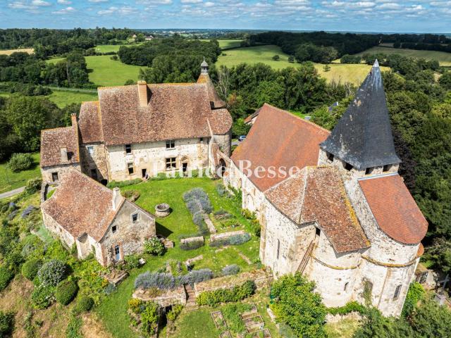 En pays Bourbonnais, tel un hameau paisible, un château IMH. 1030m² Châtelperron