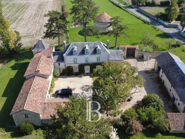 En Poitou Ancienne ferme fortifiée du XVIIe Terrain de 1. 205m² Poitiers