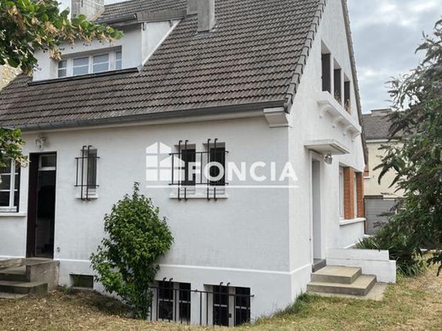 En plein centre ville de bonnieres sur seine au calme maison sur sous sol avec un grand garage et un jardin clos de murs