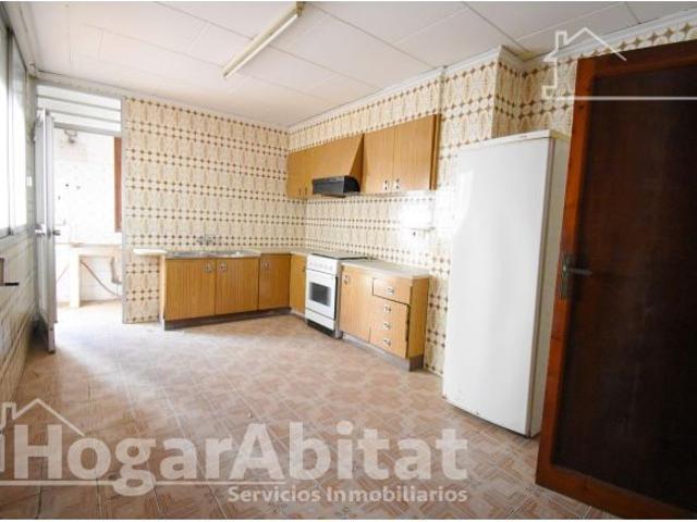 ¡EN PLENO CENTRO! CASA ESPACIOSA PARA REFORMAR CON GRAN GARAJE Y TERRAZA