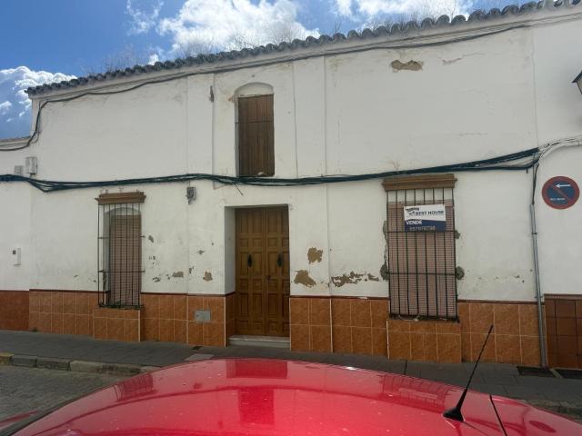 En pleno centro de Almonte se encuentra esta amplia casa ado. 285m² Almonte