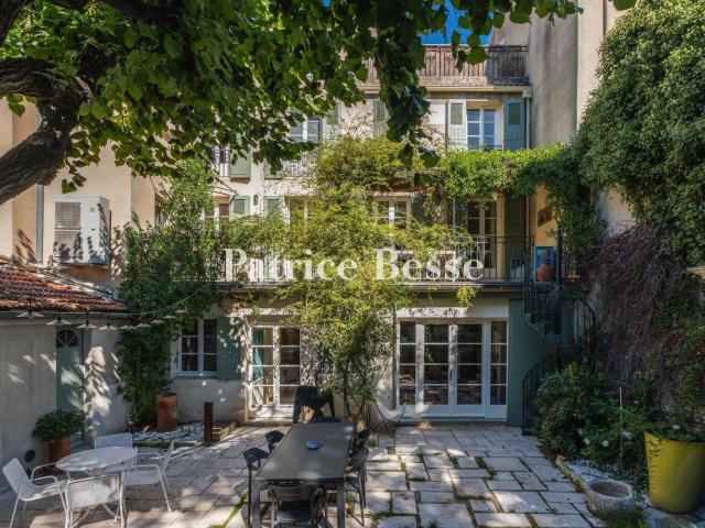 En Provence, dans la ville de Carpentras, une maison bourgeo. 354m² Carpentras