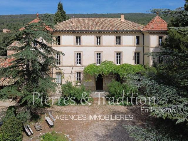 En Provence, magnifique château provençal sur son promotoire. 517m² Saint Saturnin lès Apt