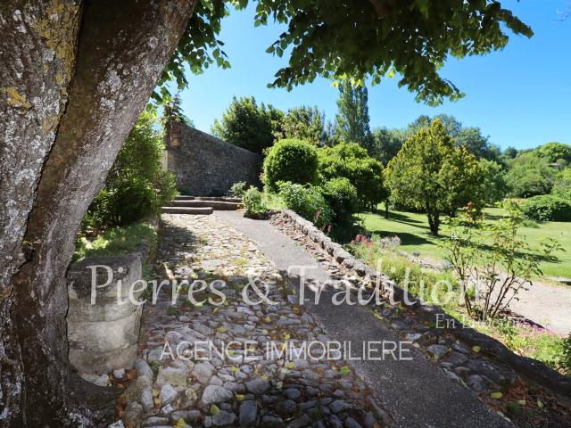 En Provence, magnifique propriété avec vue au coeur d'un jol. 310m² Apt