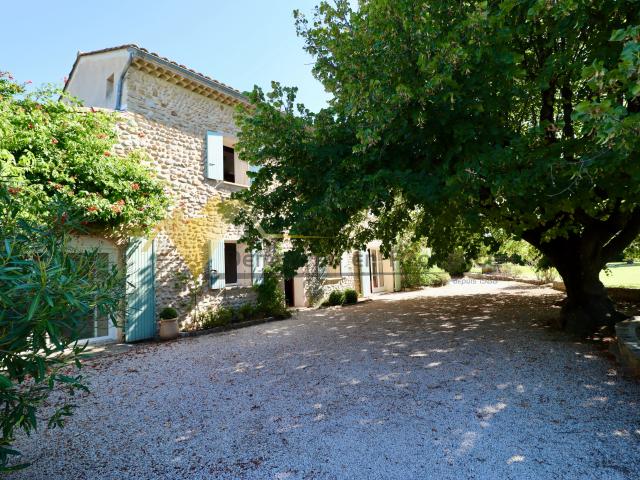 En Provence proche de Vaison la Romaine Mas de caractère sur grand terrain arboré avec piscine