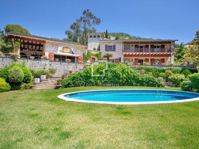 En primera línea de la emblemática playa de Almadraba se enc. 970m² Roses