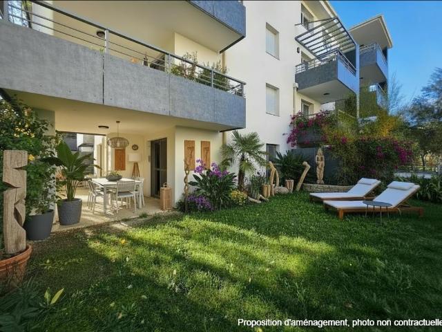 En RDC d'une résidence prisée, BEL APPARTEMENT T3 DE 67 M² avec jardin, place de parking, terrasse et possibilité de garage en sus