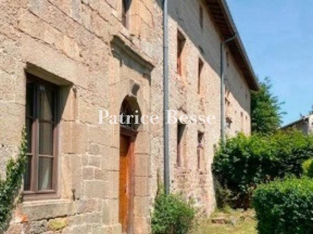 En région Auvergne Rhône Alpes, un ancien presbytère du 18e. 475m² Merle Leignec