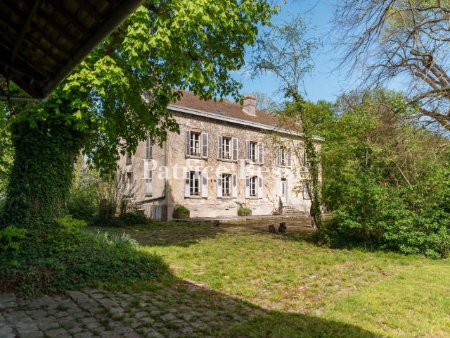 En Seine et Marne, dans un parc paysagé et boisé avec deux m. 390m² Rozay En Brie