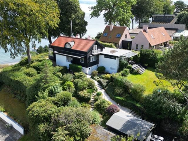 En sjælden 7 værelses villa mellem Øresund og Dyrehaven, Skodsborg, København