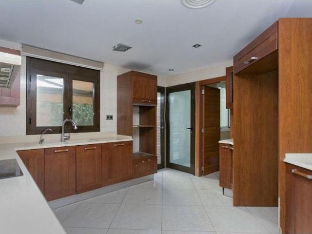 EN SUBASTA CHALET DE LUJO EN LA ZONA ARAGAI