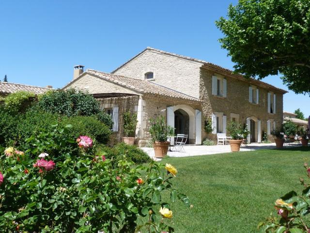 A 30 minutes des Alpilles, très belle ferme rénovée, dans un parc paysager superbe de 7 500 m2 avec, piscine