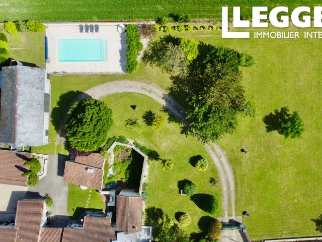 En sud Val de Loire, le charme des pierres, maison avec piscine chauffée et gîte en activité, jardin clos.