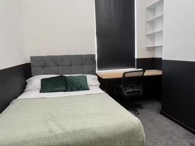 En Suite Room, 4 Eglantine Gardens