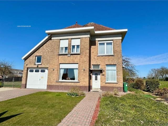 ENORM RUIME TE RENOVEREN WONING MET 4 SLKS, GARAGE EN TUIN! te koop te NINOVE 9400
