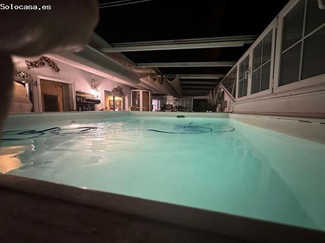 ENORME CASA CON PISCINA EN LA CIUDAD