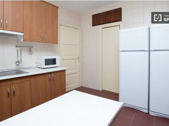 Enorme habitación con escritorio en el departamento compartido, Puerta del Sol