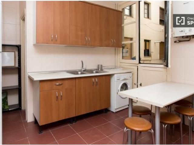 Enorme habitación con vista a la ventana, patio interior en piso compartido, Puerta del Sol