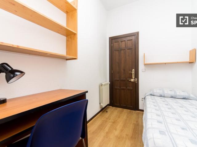 Enorme habitación en piso de 12 habitaciones en Puerta del Sol, Madrid