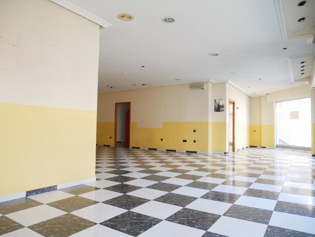 ENORME LOCAL REFORMADO EN LA ZONA VIRREY POVEDA DE PETRER