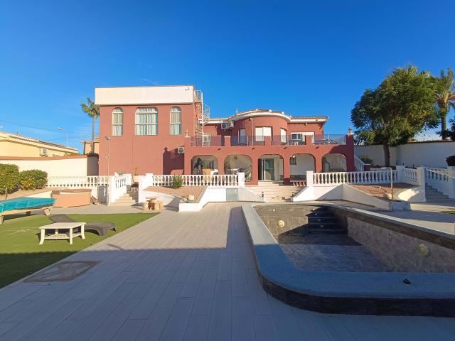 Enorme villa en Ciudad Quesada con 6 dormitorios y 1000 m2 de parcela