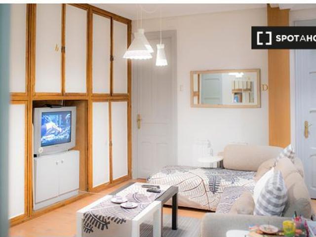 Encuentra una habitación con estantes en un departamento compartido, Casco Viejo
